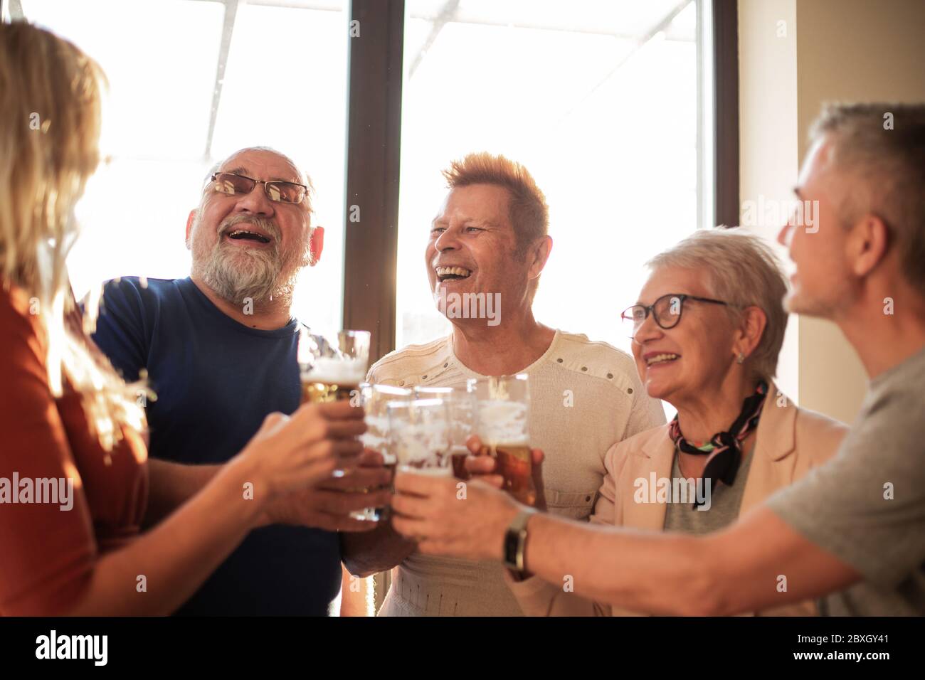 gruppo di migliori vecchi amici che festeggiano insieme . Foto Stock