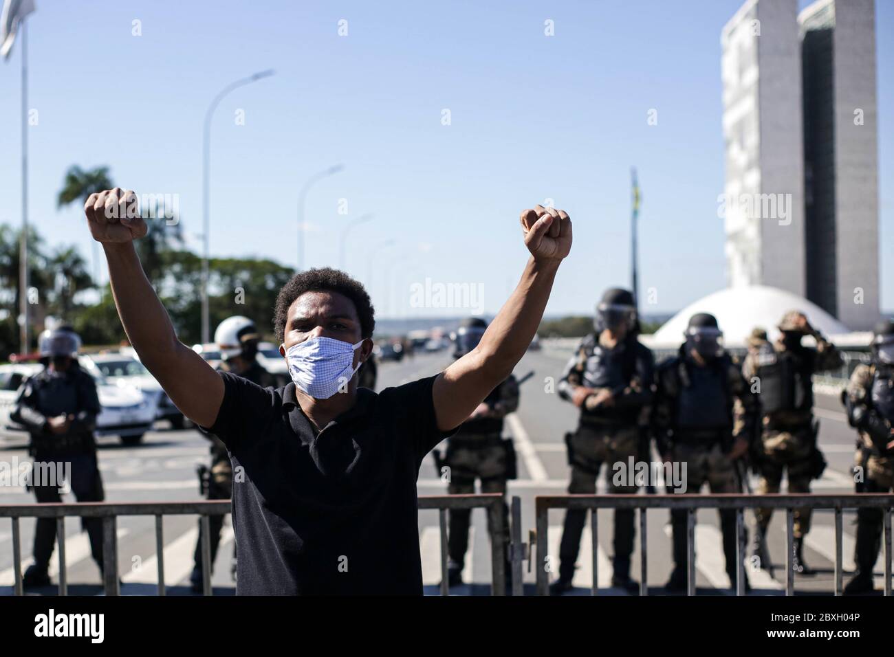 BRASÍLIA, DF - 07.06.2020: PROTESTOS PR' DEMOCRACIA e ANTIFASCISTA - all'Esplanade dos Ministérios, i manifestanti hanno protestato per la democrazia. Linee guida come il razzismo e l'antifascismo costituiscono l'agenda dei manifestanti (Photo: Leo Bahia/Fotoarena) Foto Stock