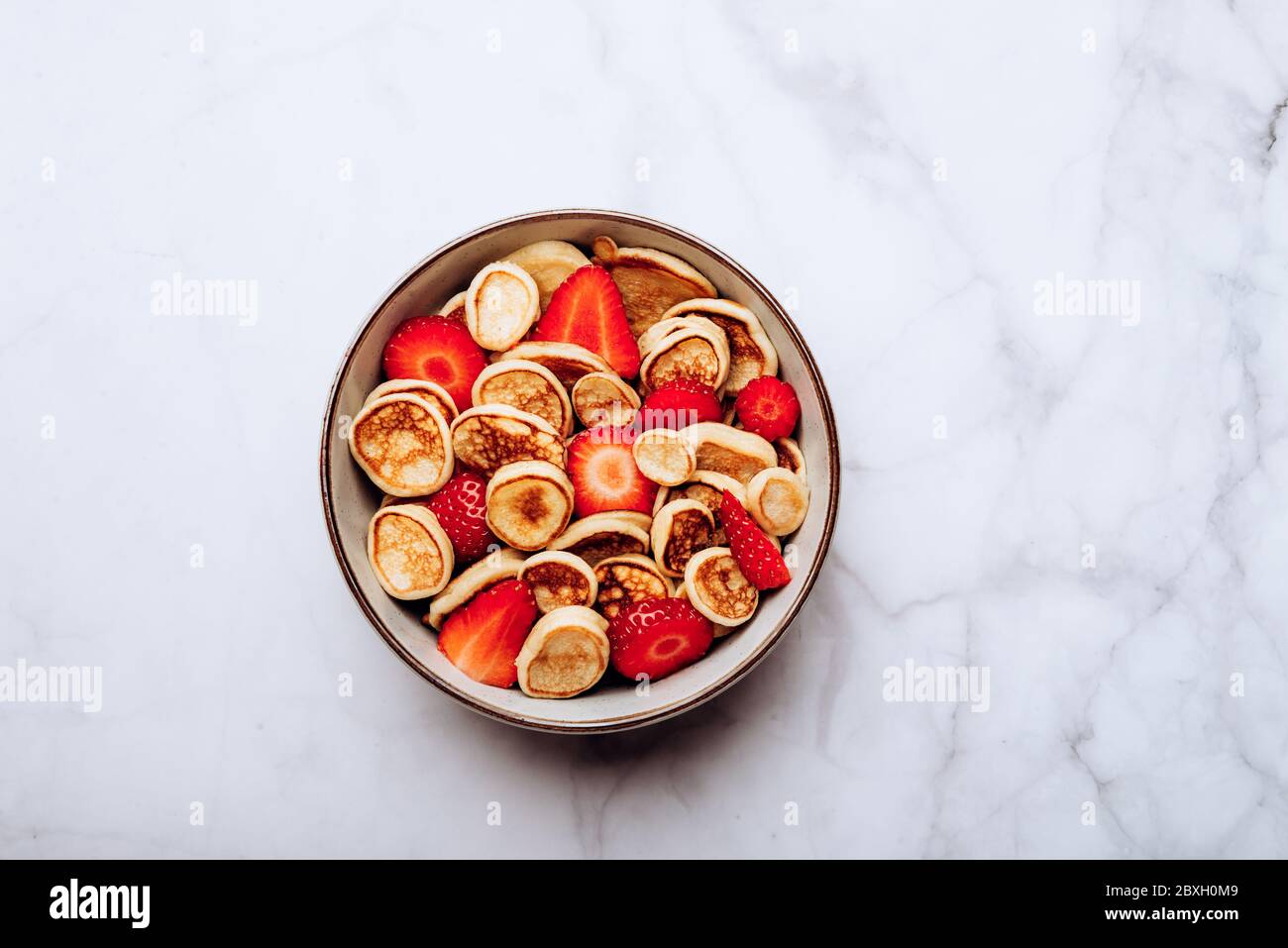 Minuscoli pancake di cereali e fragole Foto Stock