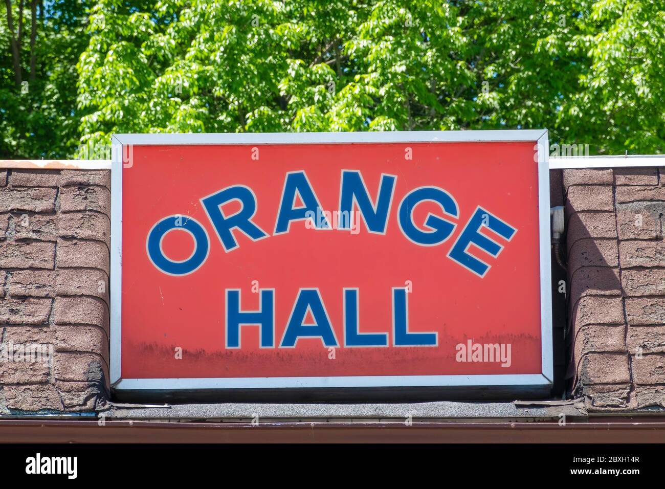 Cartello Weathered Orange Hall sulla facciata di un edificio in Orillia Ontario Canada. Foto Stock