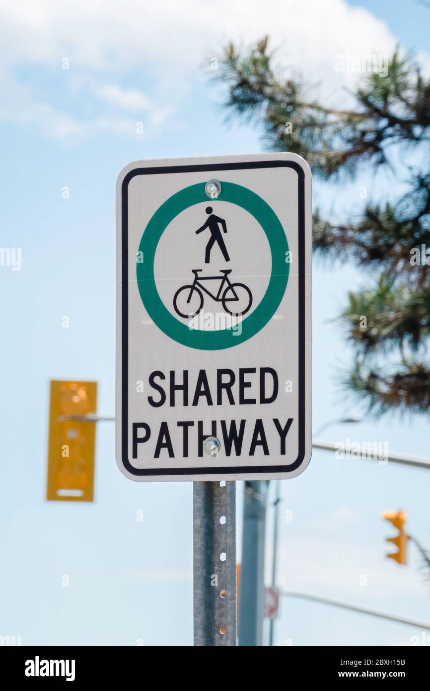 Cartello che indica che il percorso è utilizzato sia da ciclisti che da pedoni e che devono essere consapevoli di potenziali pericoli. Foto Stock