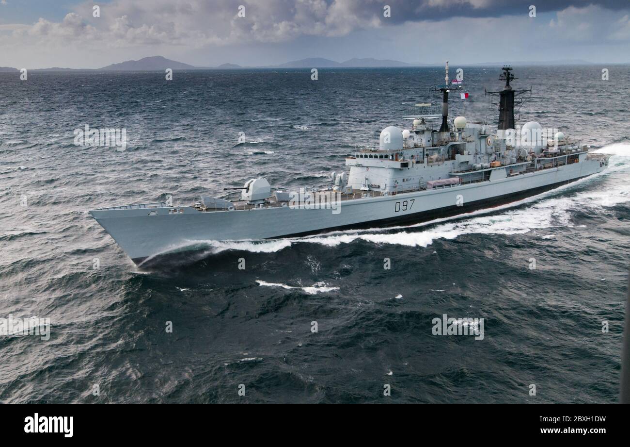 HMS Edinburgh è l'ultimo dei 42 cacciatorpediniere di tipo 14 che sono in servizio con la Royal Navy dal 1975, Sono stati il più combattery dimostrato nave da guerra in servizio con la RN dalla fine della seconda guerra mondiale con due di là numero perso durante la guerra delle Falklands del 1982 (HM Ships Sheffield e Coventry). La HMS Gloucester durante la prima guerra del Golfo ebbe l'unico successo in mare di missili contro missili quando abbatté un missile iracheno contro missili sparato alla veterana USS Missouri (la resa giapponese fu firmata a bordo di lei a Tokoyo Bay, segnando la fine della seconda guerra mondiale) Foto Stock