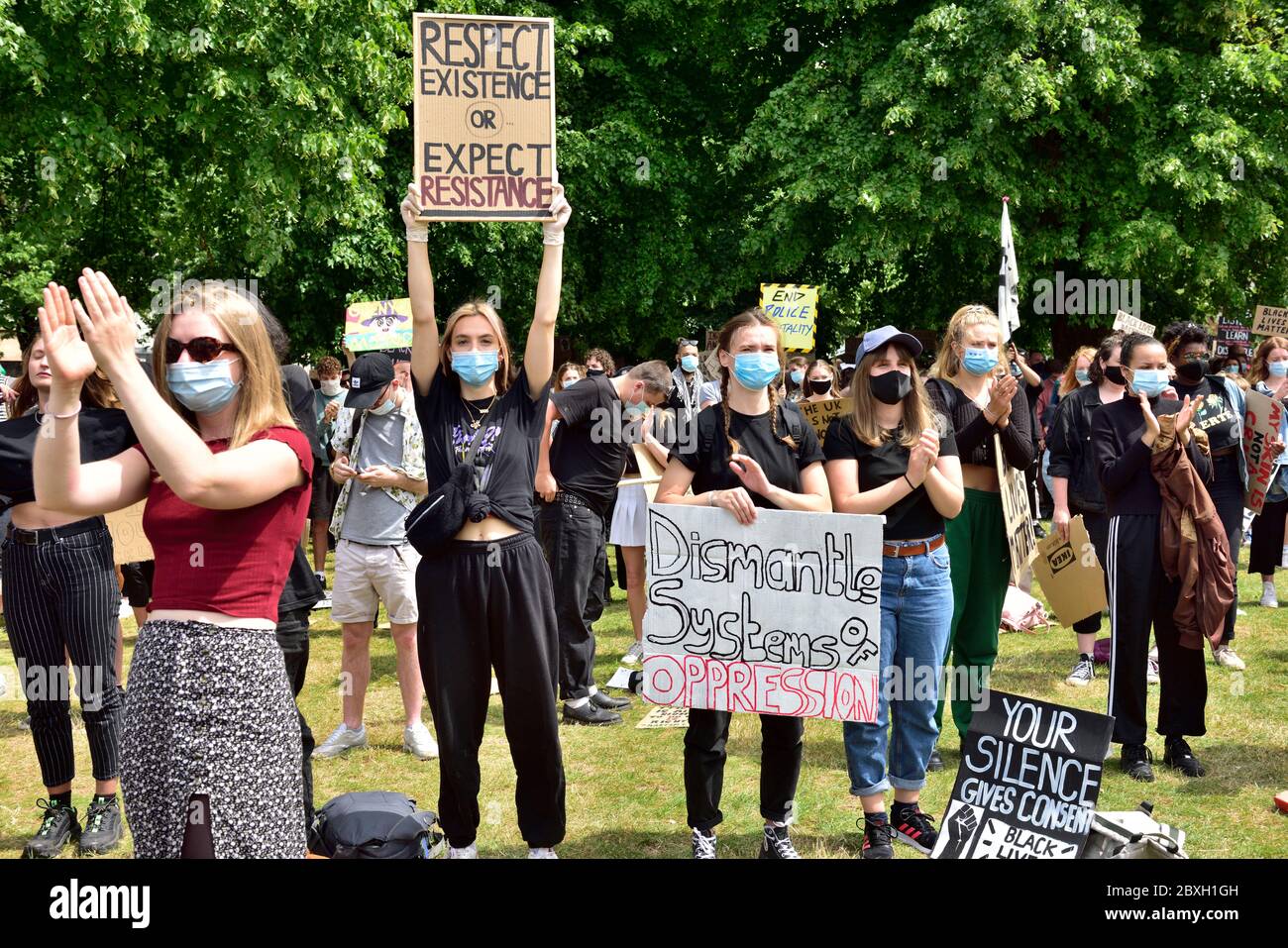 Black Lives Matter protesta a Bristol, Inghilterra, Regno Unito, domenica 7 giugno 2020. Migliaia di persone si sono unite alle proteste della morte di George Floyd Beginnin Foto Stock