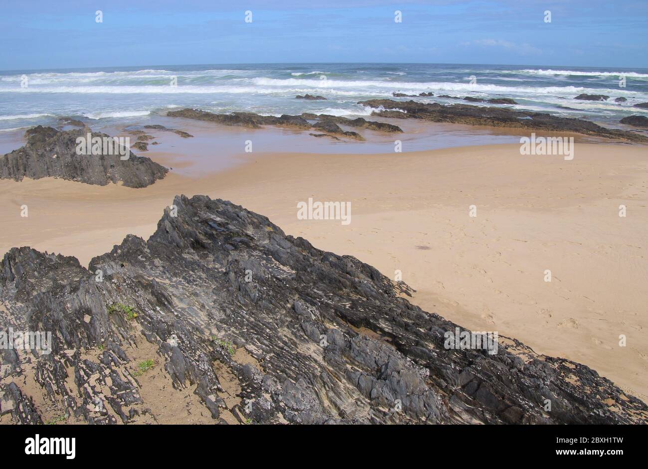 Scogliere frastagliate sulla spiaggia della Valle della natura, Garden Route, Sud Africa, Africa. Foto Stock