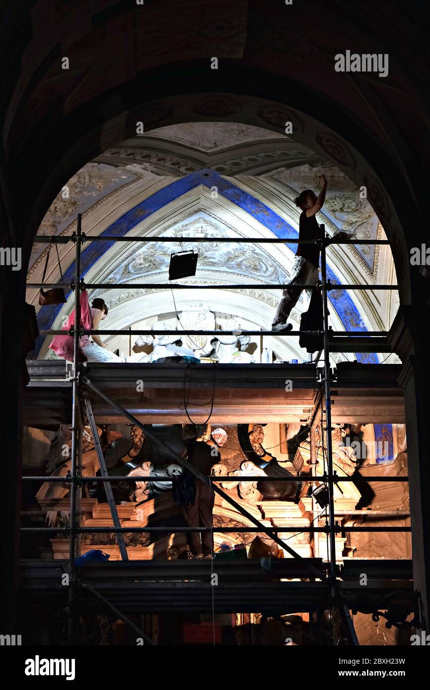 Restauratori che lavorano agli affreschi del soffitto della Parrocchia di Santa Maria maggiore a Trieste Foto Stock