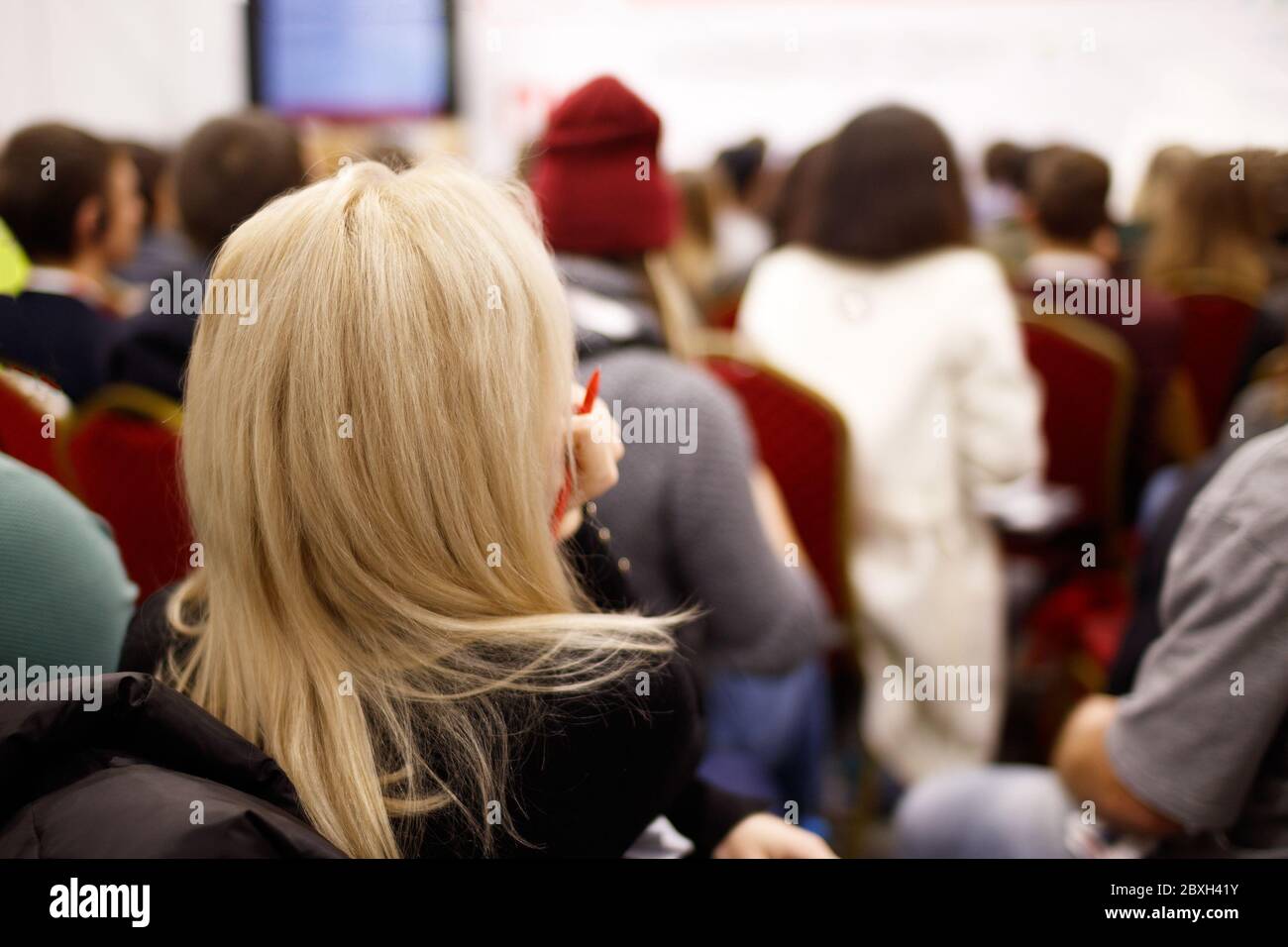 Donna d'affari e persone in ascolto sulla conferenza. L'immagine orizzontale Foto Stock