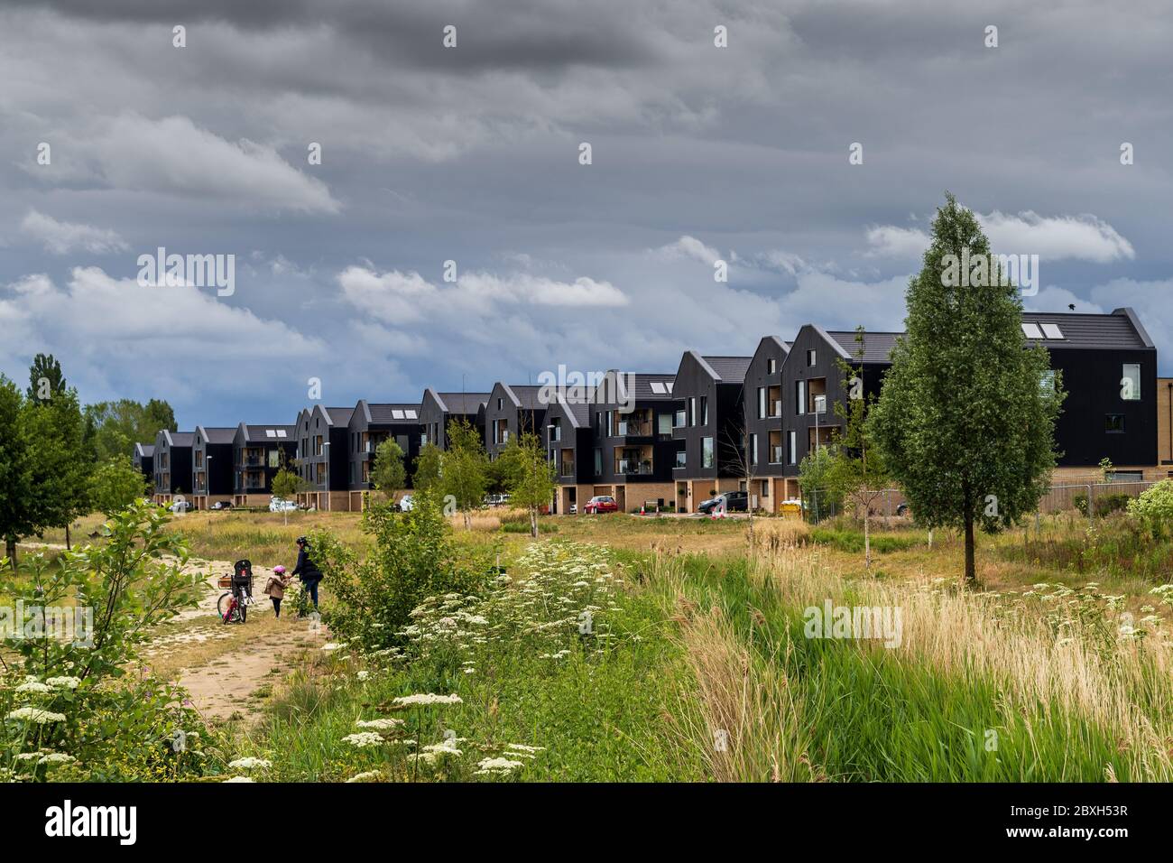 Tempesta nuvole sul mercato immobiliare. Nuovo alloggio nella Cambridge Clay Farm Development a Trumpington Cambridge. Foto Stock