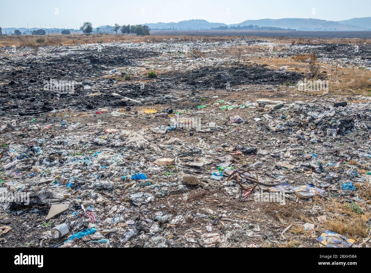 Alberton, Sudafrica - il dumping e l'inquinamento illegali nelle vele a sud della città sono un problema importante e non sono oggetto di controlli Foto Stock