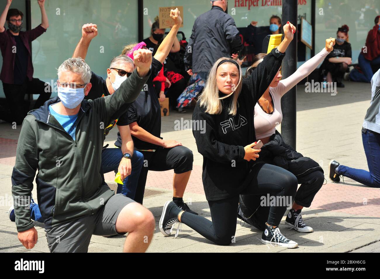 I manifestanti editoriali sono arrivati a New Malden nel sud-ovest di Londra UK a sostegno della dimostrazione Black Lives Matter dopo la morte di George Floyd Foto Stock