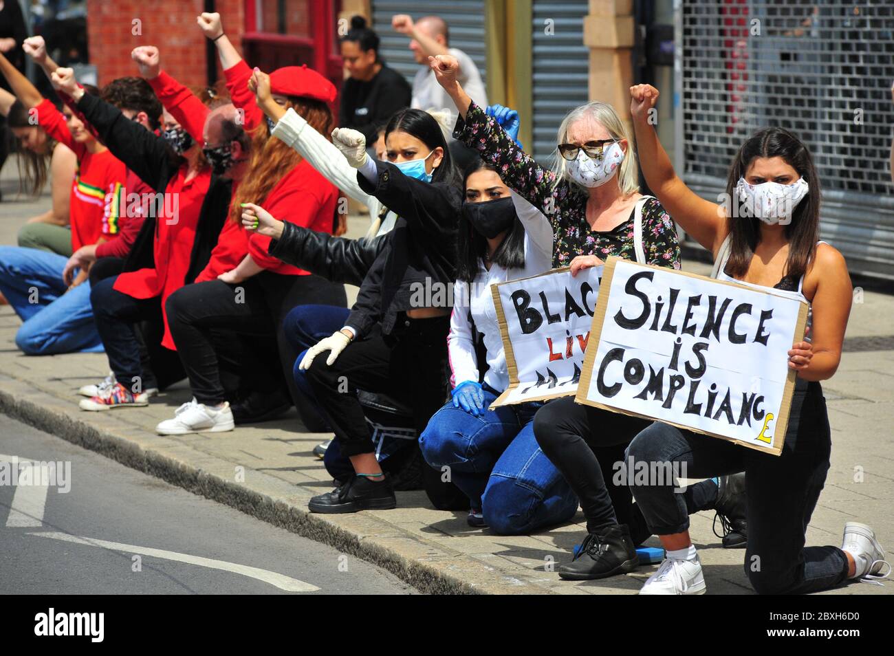 I manifestanti editoriali sono arrivati a New Malden nel sud-ovest di Londra UK a sostegno della dimostrazione Black Lives Matter dopo la morte di George Floyd Foto Stock