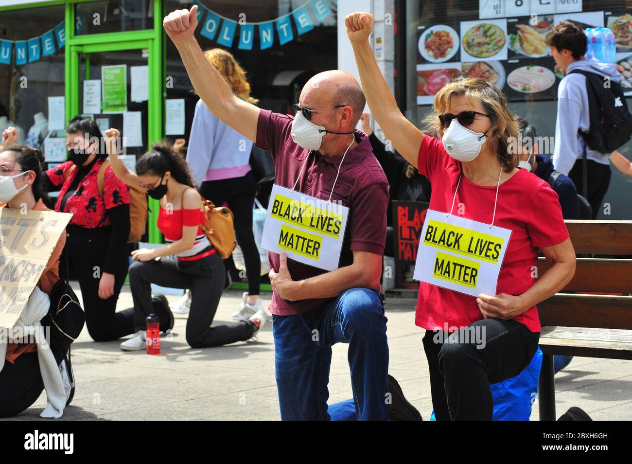 I manifestanti editoriali sono arrivati a New Malden nel sud-ovest di Londra UK a sostegno della dimostrazione Black Lives Matter dopo la morte di George Floyd Foto Stock