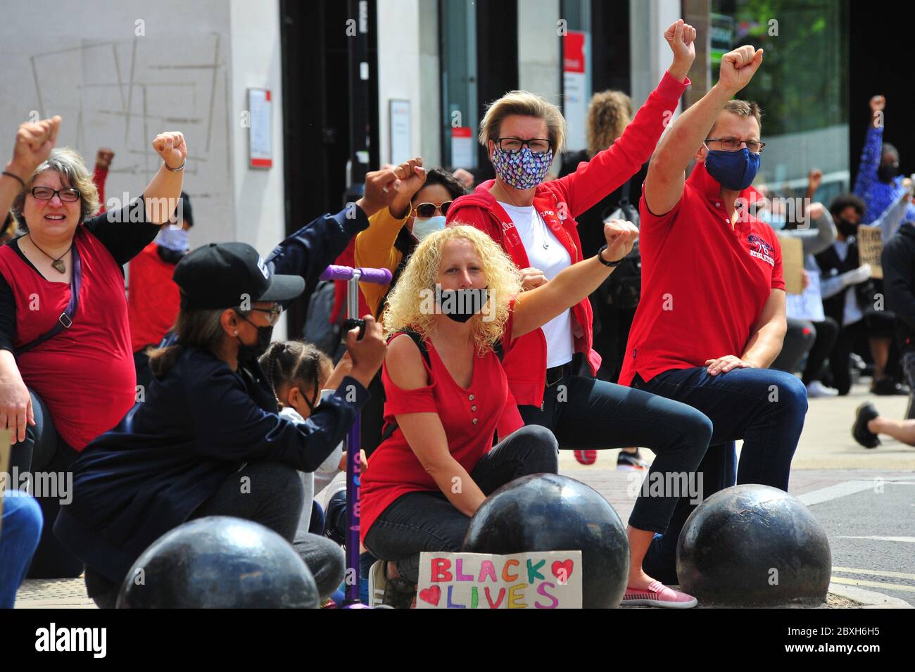 I manifestanti editoriali sono arrivati a New Malden nel sud-ovest di Londra UK a sostegno della dimostrazione Black Lives Matter dopo la morte di George Floyd Foto Stock