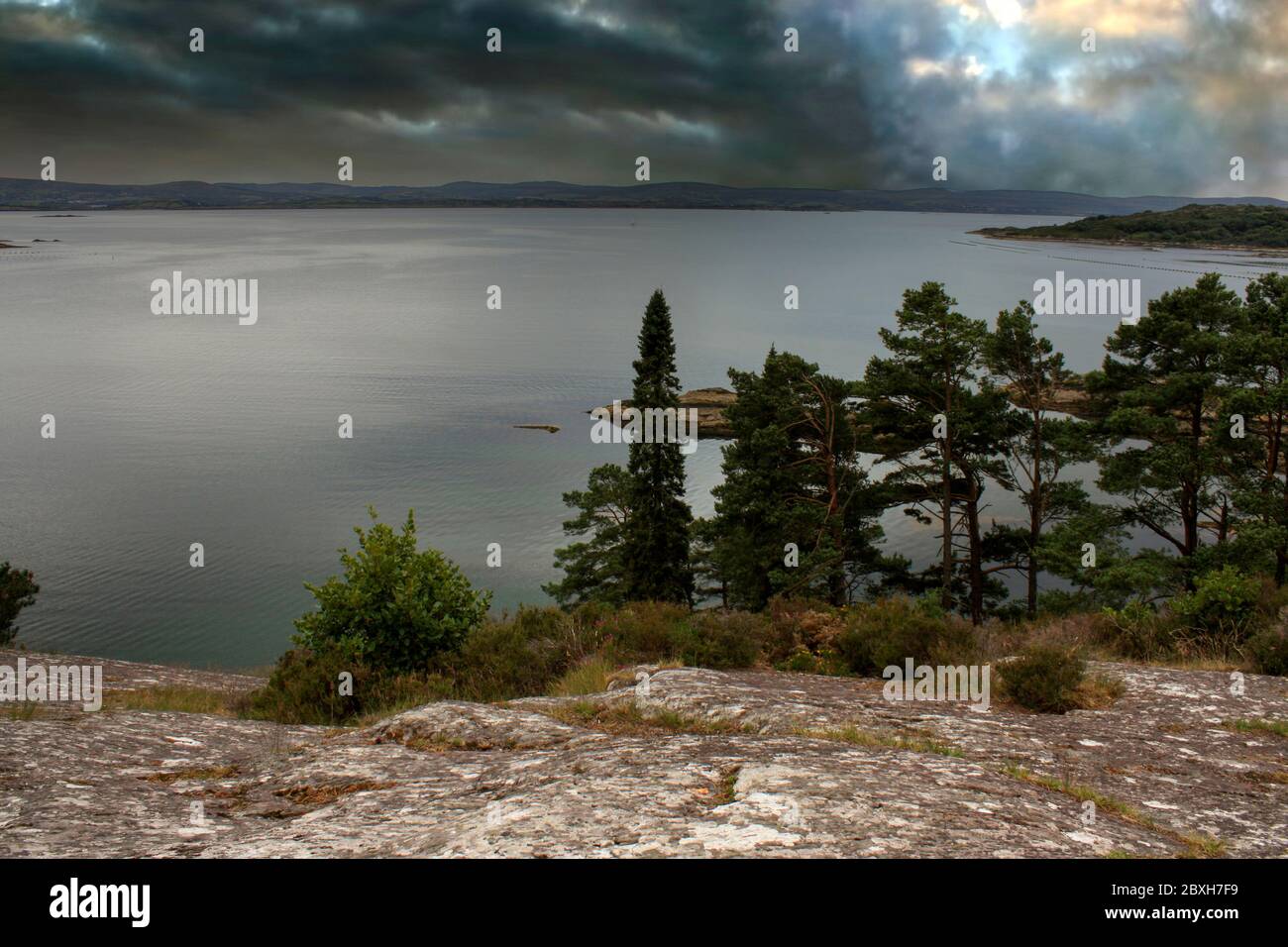 Stagcape di Bantry Bay sotto le nuvole tempestose.County Cork, Irlanda. Foto Stock
