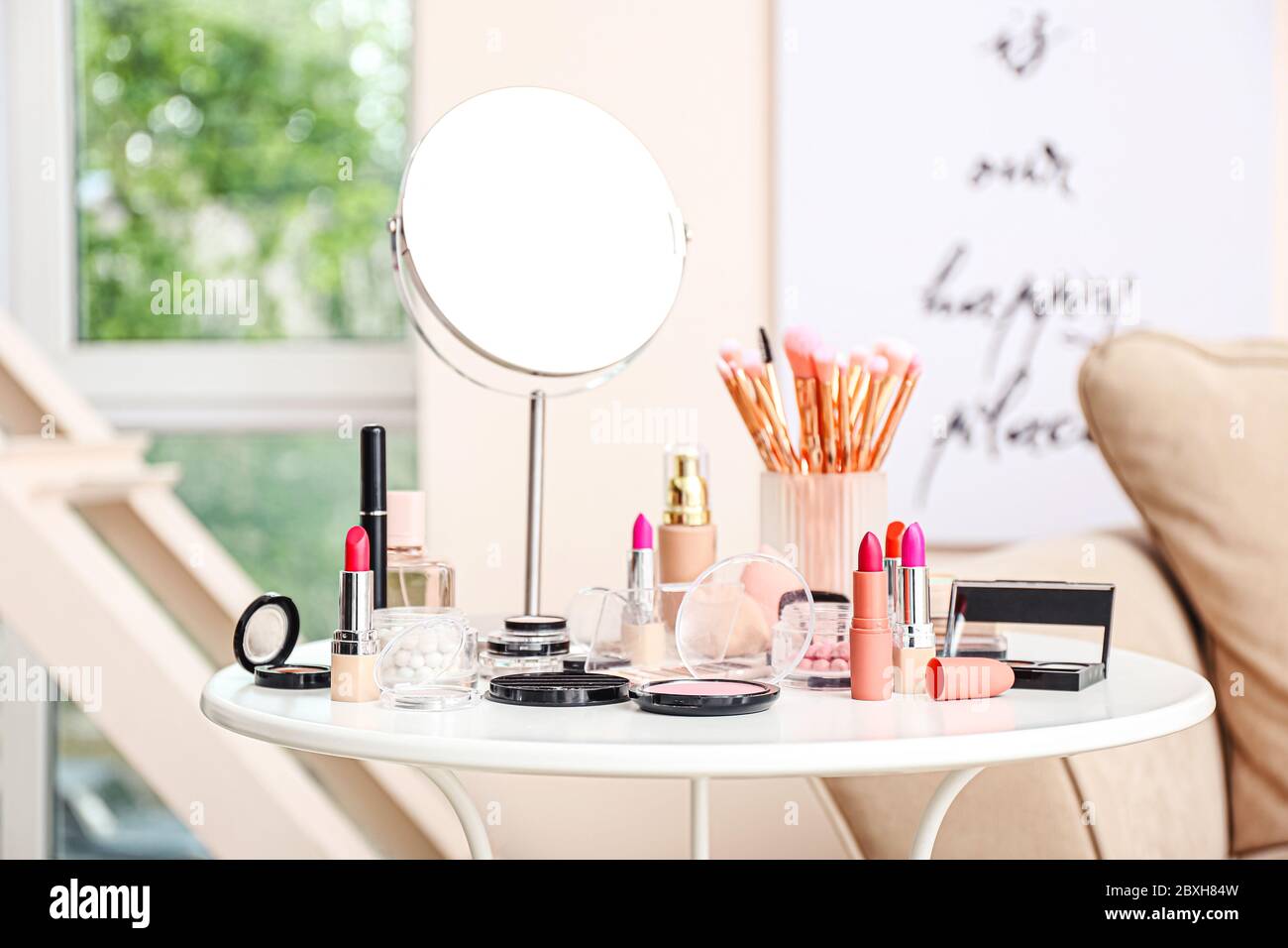 Set di cosmetica decorativa sul tavolo Foto Stock