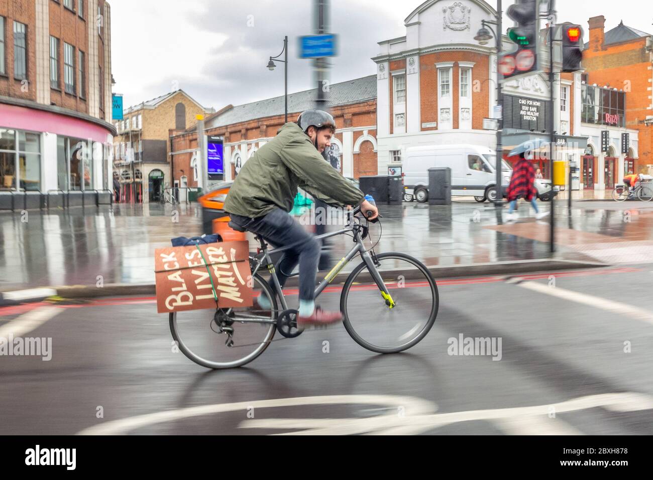 Brixton, Londra UK, 7 giugno 2020: Un ciclista che si dirige verso sud attraverso Brixton dopo la Black Lives Matter marzo attraverso il centro di Londra prima del giorno Credit: Andrew Hasson/Alamy Live News Foto Stock