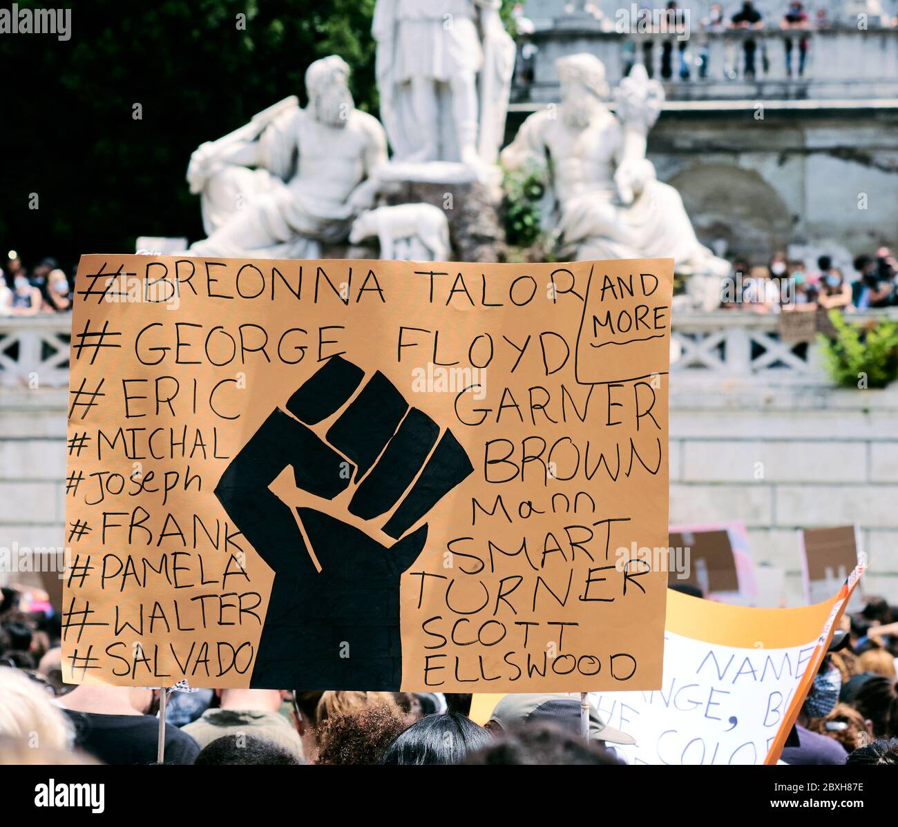 Black Lives Matter, protesta in memoria di George Floyd contro il razzismo. Segno con pugno nero e i nomi di donne e uomini morti sotto la custodia della polizia Foto Stock
