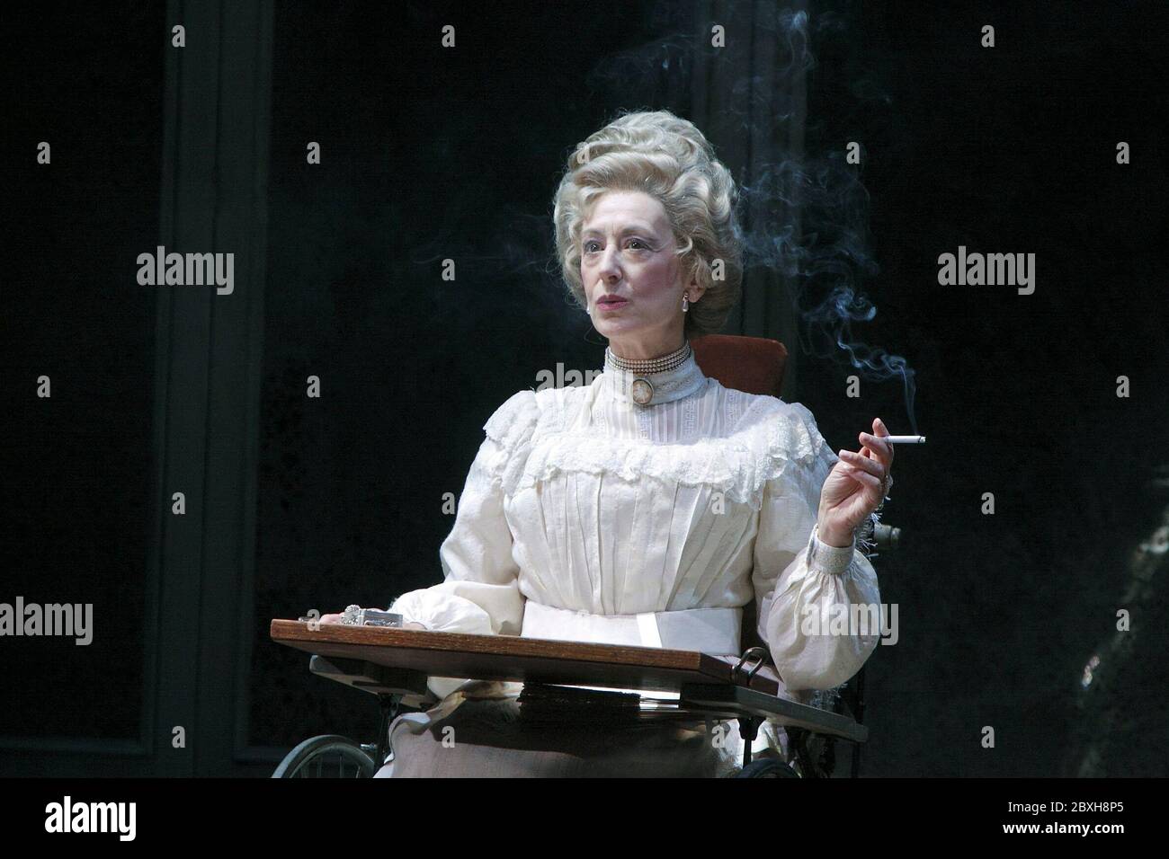 Maureen Lipman (Madame Armfeldt) in A LITTLE NIGHT MUSIC & lyrics: Stephen Sondheim book: Hugh Wheeler at the Garrick Theatre, London WC2 07/04/2009 suggerito da un film di Ingmar Bergman a Menier Chocolate Factory Production design: David Farley illuminazione: Hartley A Kemp director: Trevor Nunn Foto Stock