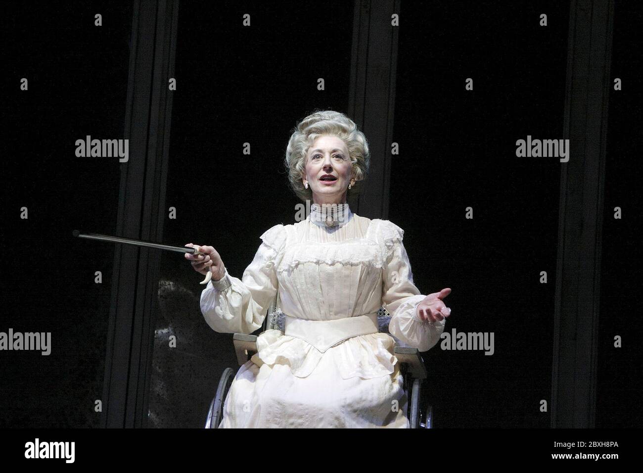 Maureen Lipman (Madame Armfeldt) in A LITTLE NIGHT MUSIC & lyrics: Stephen Sondheim book: Hugh Wheeler at the Garrick Theatre, London WC2 07/04/2009 suggerito da un film di Ingmar Bergman a Menier Chocolate Factory Production design: David Farley illuminazione: Hartley A Kemp director: Trevor Nunn Foto Stock