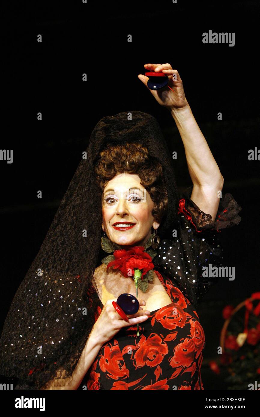 Maureen Lipman (Florence Foster Jenkins) in GLORIOSO! Di Peter Quilter al Duchess Theatre, Londra WC2 03/11/2005 design: Simon Higlett illuminazione: Jason Taylor regista: Alan Strachan Foto Stock