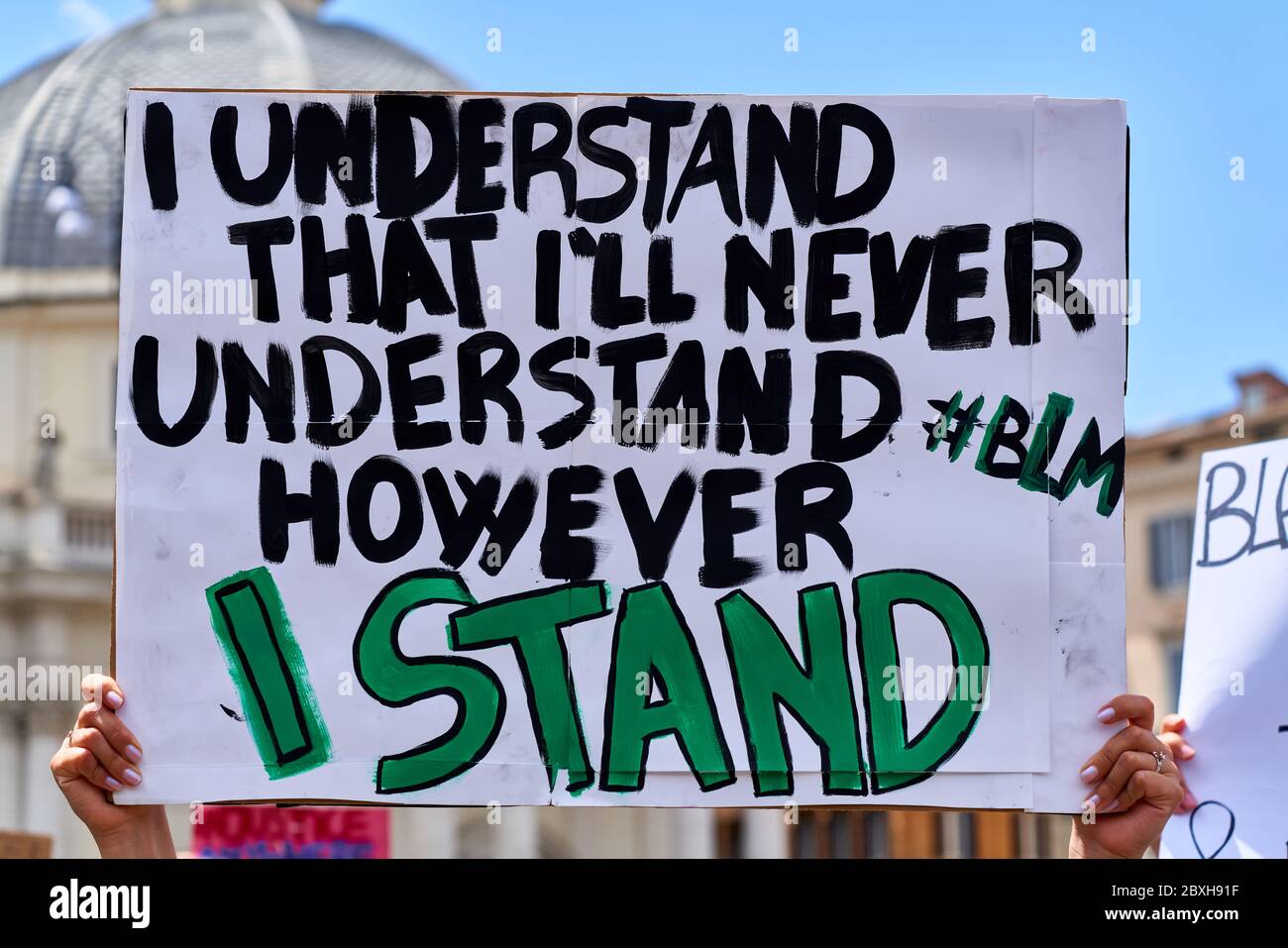 Black Lives Matter, dimostrazione in memoria di George Floyd contro il razzismo. Segno: Capisco che non capirò mai comunque io stare - BLM' Foto Stock