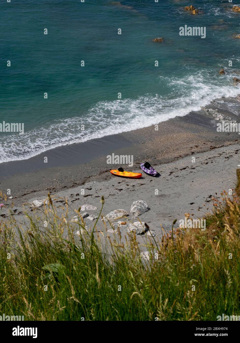 Due Surfskies sulla spiaggia isolata di Rockham vicino a Mortehoe, Devon del Nord, Regno Unito Foto Stock