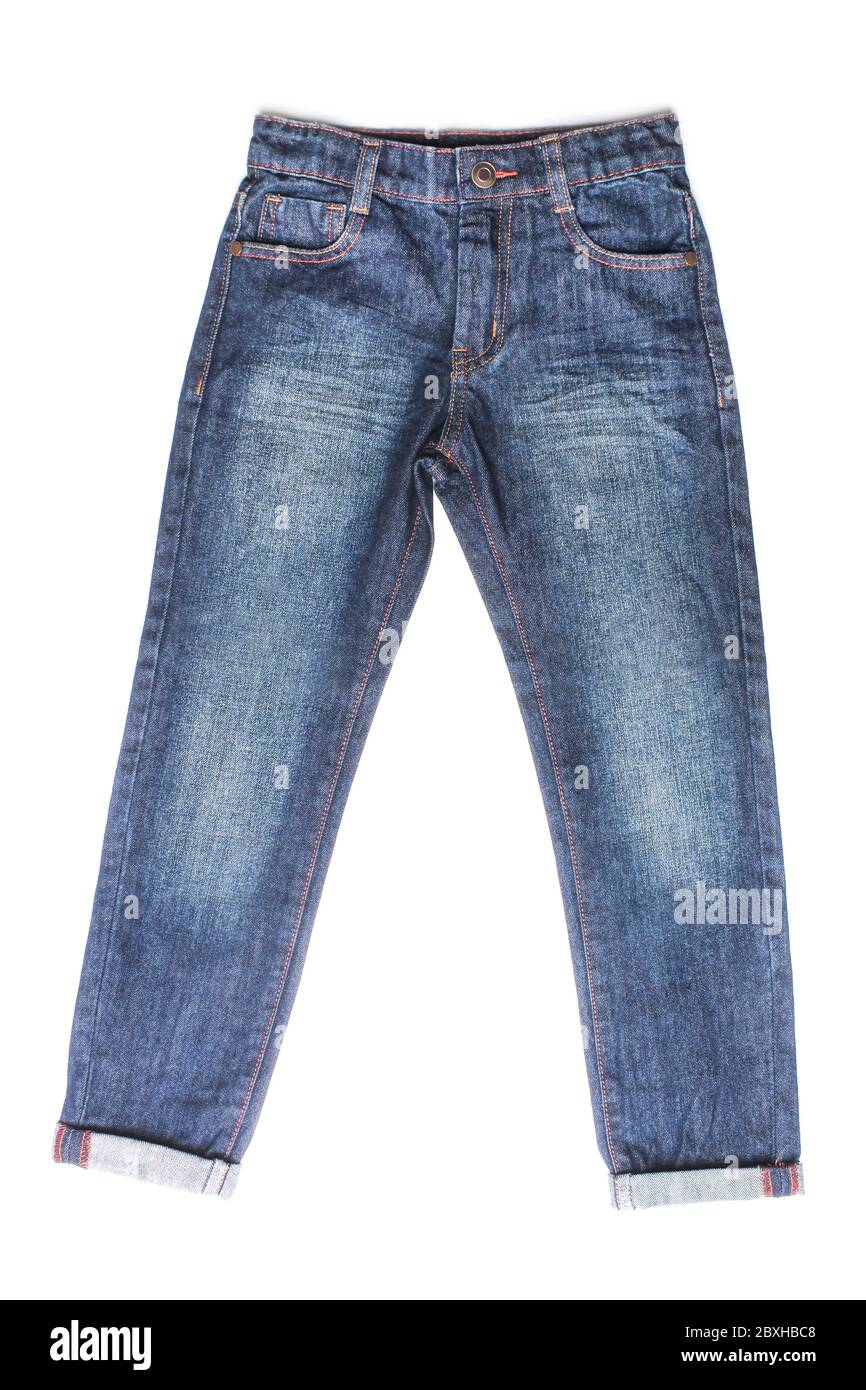 Jeans blu classico con pantaloni avvolti sotto isolato su sfondo bianco Foto Stock