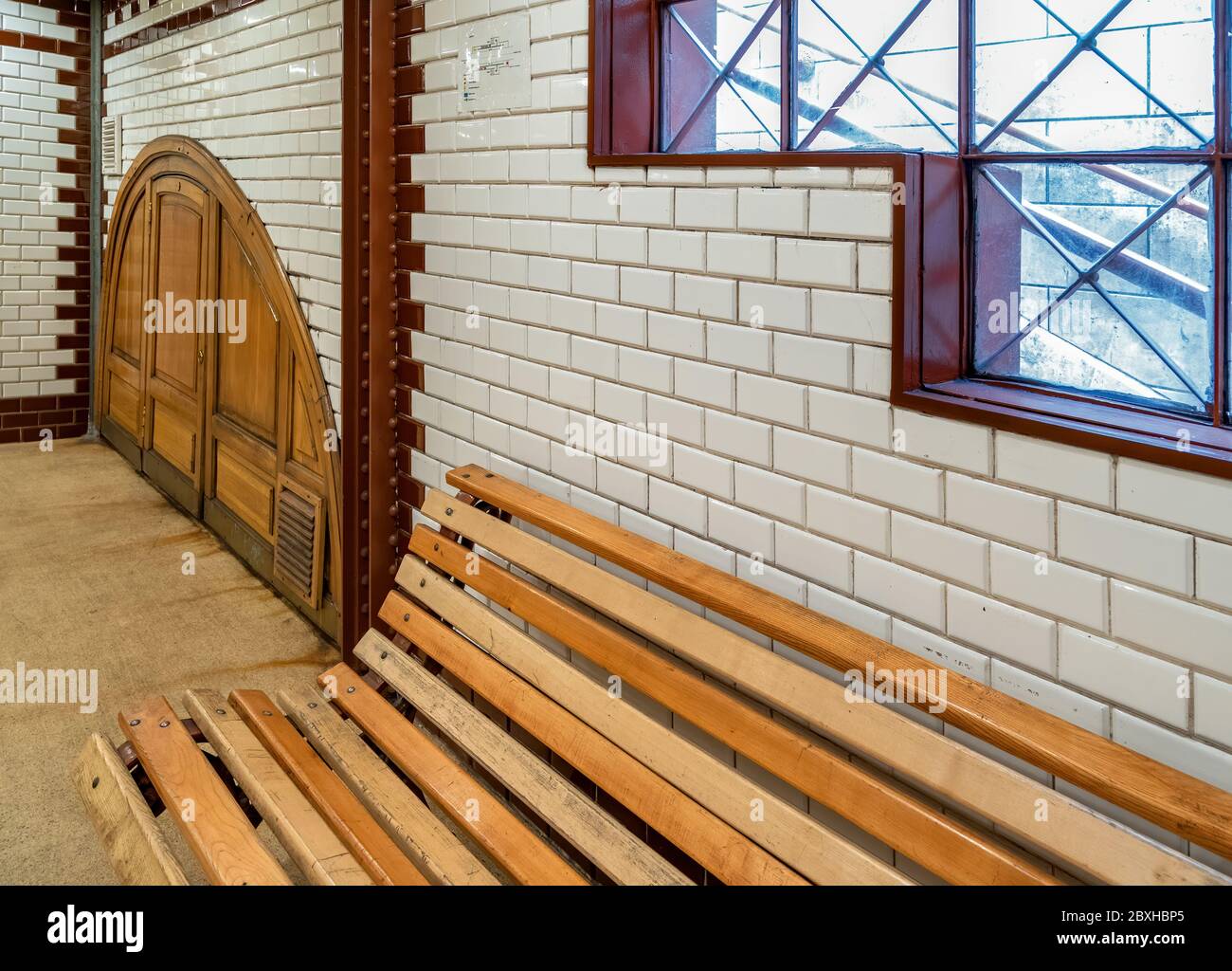 L'attrezzatura della piattaforma e la parete piastrellata della più antica linea metropolitana di Budapest. E' stata la prima linea ferroviaria metropolitana in Europa. Foto Stock L'attrezzatura della piattaforma e la parete piastrellata della più antica linea metropolitana di Budapest. E' stata la prima linea ferroviaria metropolitana in Europa. Foto Stock