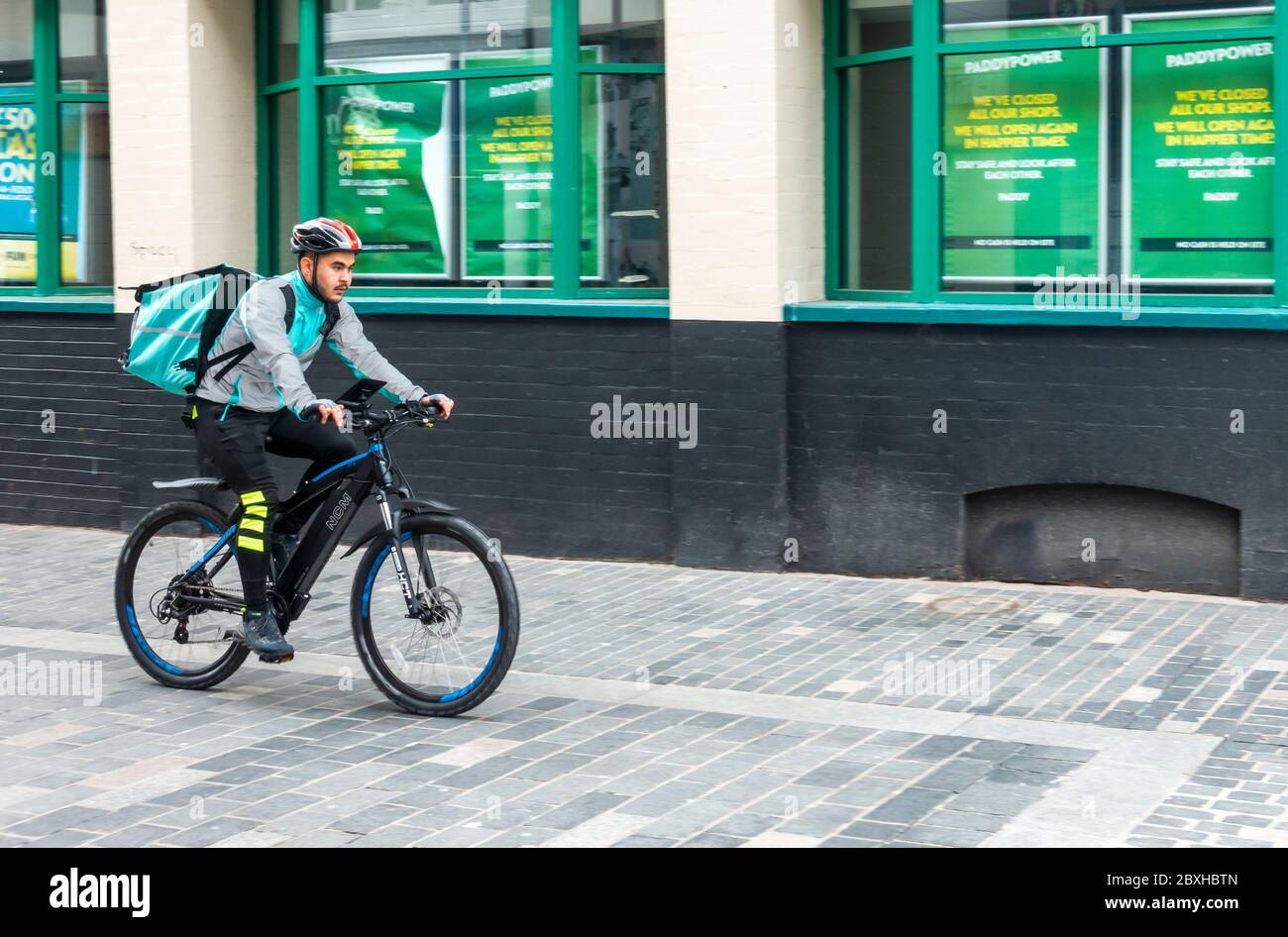 Pilota di biciclette Deliveroo a Liverpool Foto Stock