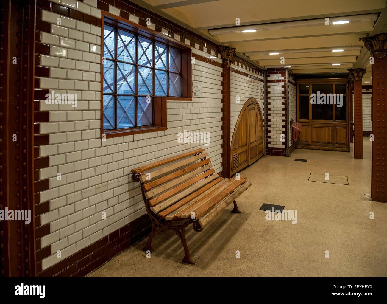 L'attrezzatura della piattaforma e la parete piastrellata della più antica linea metropolitana di Budapest. E' stata la prima linea ferroviaria metropolitana in Europa. Foto Stock L'attrezzatura della piattaforma e la parete piastrellata della più antica linea metropolitana di Budapest. E' stata la prima linea ferroviaria metropolitana in Europa. Foto Stock