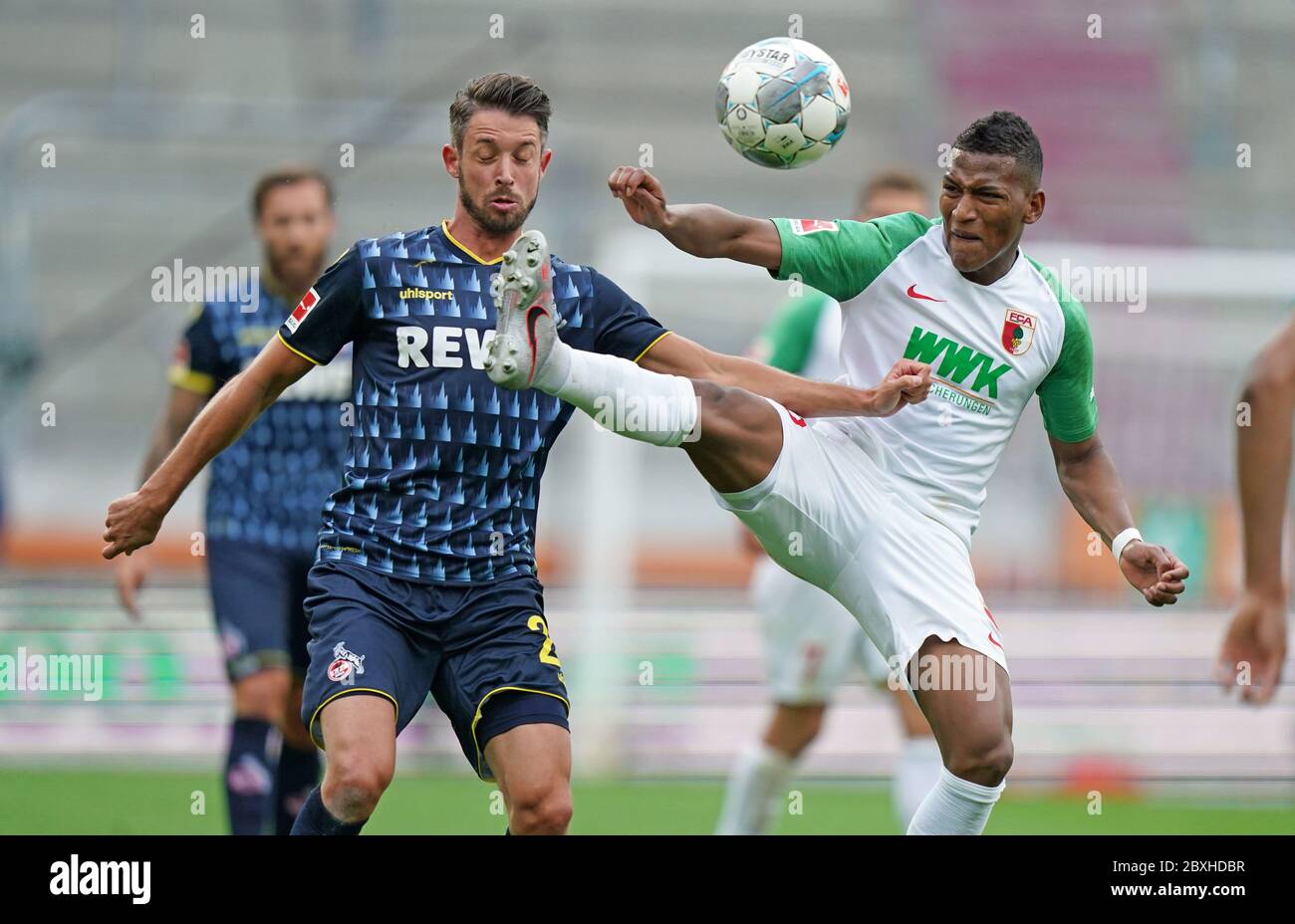 Augusta, Germania. Primo Mark UTH, 1.FCK 23 contro Carlos GRUEZO, FCA 25 FC AUGSBURG - 1.FC KOELN Koln, 07.06.2020 1.Bundesliga, stagione 2019/2020, 30.matchday, Koln Peter Schatz/Pool/primo | Use worldwide Credit: dpa/Alamy Live News 2020 Foto Stock