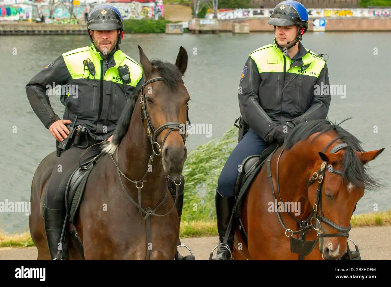 7 giugno 2020 Maastricht, Paesi Bassi 2 poliziotti sui cavalli che guardano una protesta contro il razzismo il 7 giugno 2020 a Maastricht, Paesi Bassi Foto Stock