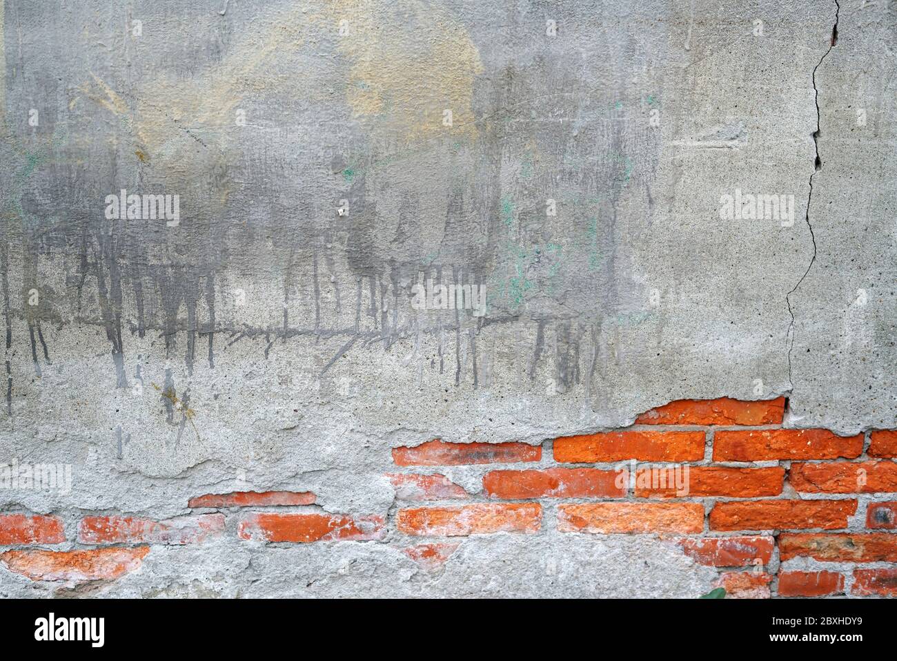 vista sulla facciata del vecchio muro di mattoni sullo sfondo Foto Stock