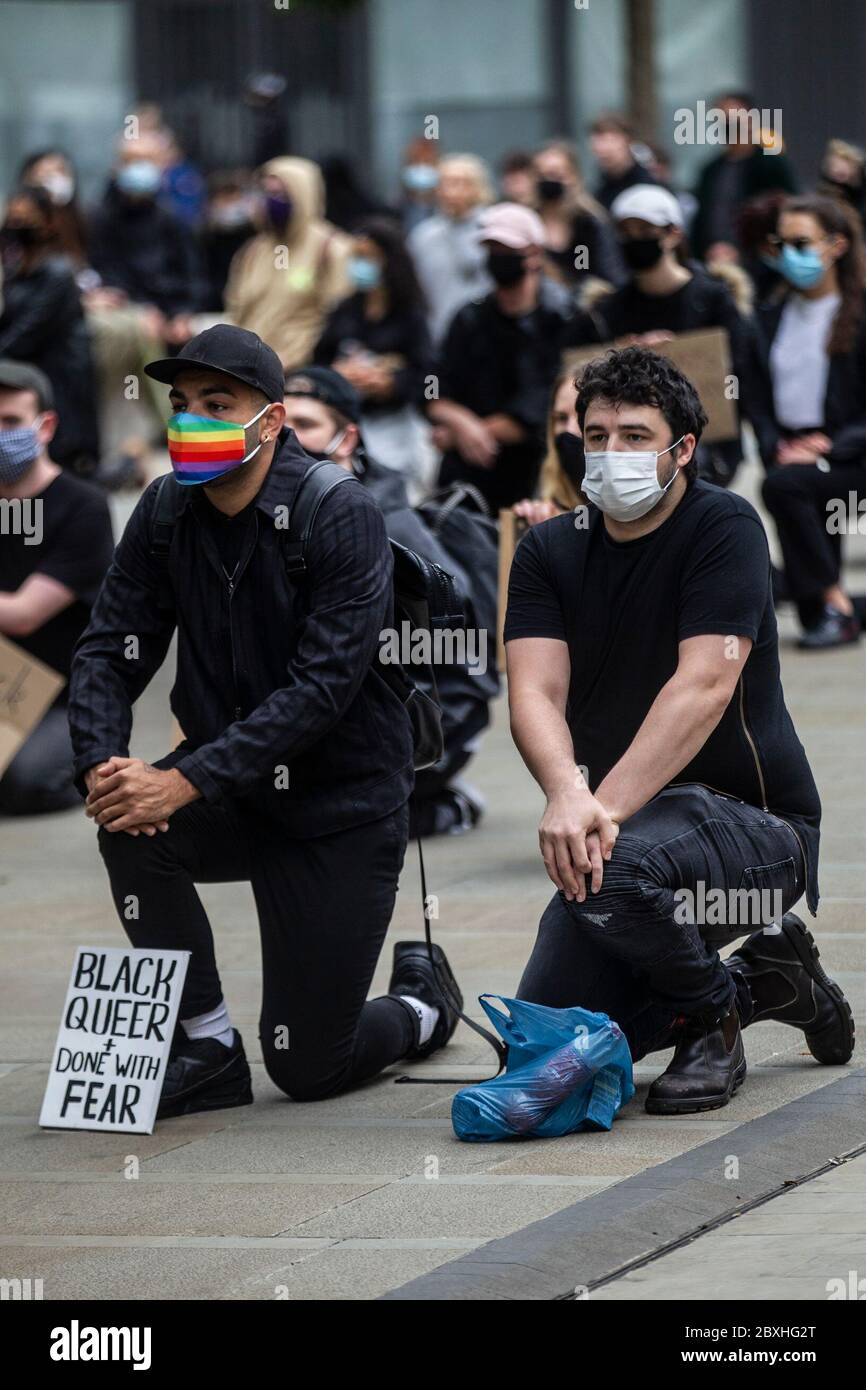 Manchester, Regno Unito. 7 Giugno 2020. Black Lives Matter protesta a Manchester UK Domenica 7 giugno a St Peters Square.migliaia di persone - la maggior parte dei quali indossavano maschere facciali per Covid-19. La protesta di oggi è stata una delle tre che si terrà a Manchester nel corso del fine settimana come parte del Black Lives Matter Movement. Credito immagine: Gary Roberts/Alamy Live News Foto Stock