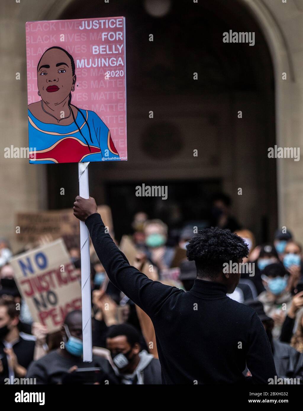 Manchester, Regno Unito. 7 Giugno 2020. Black Lives Matter protesta a Manchester UK Domenica 7 giugno a St Peters Square.migliaia di persone - la maggior parte dei quali indossavano maschere facciali per Covid-19. La protesta di oggi è stata una delle tre che si terrà a Manchester nel corso del fine settimana come parte del Black Lives Matter Movement. Credito immagine: Gary Roberts/Alamy Live News Foto Stock