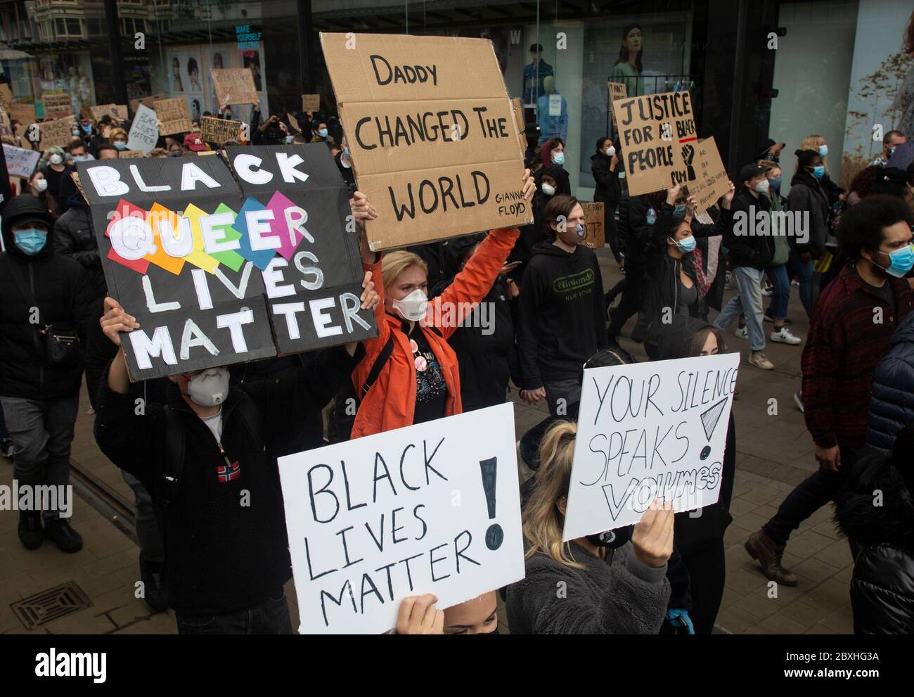 Manchester, Regno Unito. 7 Giugno 2020. Black Lives Matter protesta a Manchester UK Domenica 7 giugno a St Peters Square.migliaia di persone - la maggior parte dei quali indossavano maschere facciali per Covid-19. La protesta di oggi è stata una delle tre che si terrà a Manchester nel corso del fine settimana come parte del Black Lives Matter Movement. Credito immagine: Gary Roberts/Alamy Live News Foto Stock