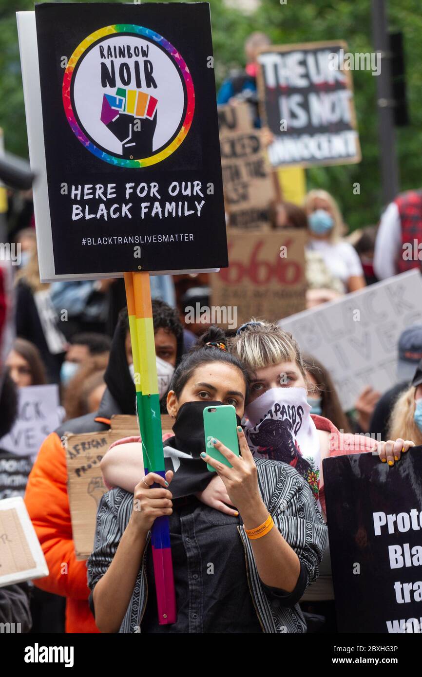 Manchester, Regno Unito. 7 Giugno 2020. Black Lives Matter protesta a Manchester UK Domenica 7 giugno a St Peters Square.migliaia di persone - la maggior parte dei quali indossavano maschere facciali per Covid-19. La protesta di oggi è stata una delle tre che si terrà a Manchester nel corso del fine settimana come parte del Black Lives Matter Movement. Credito immagine: Gary Roberts/Alamy Live News Foto Stock