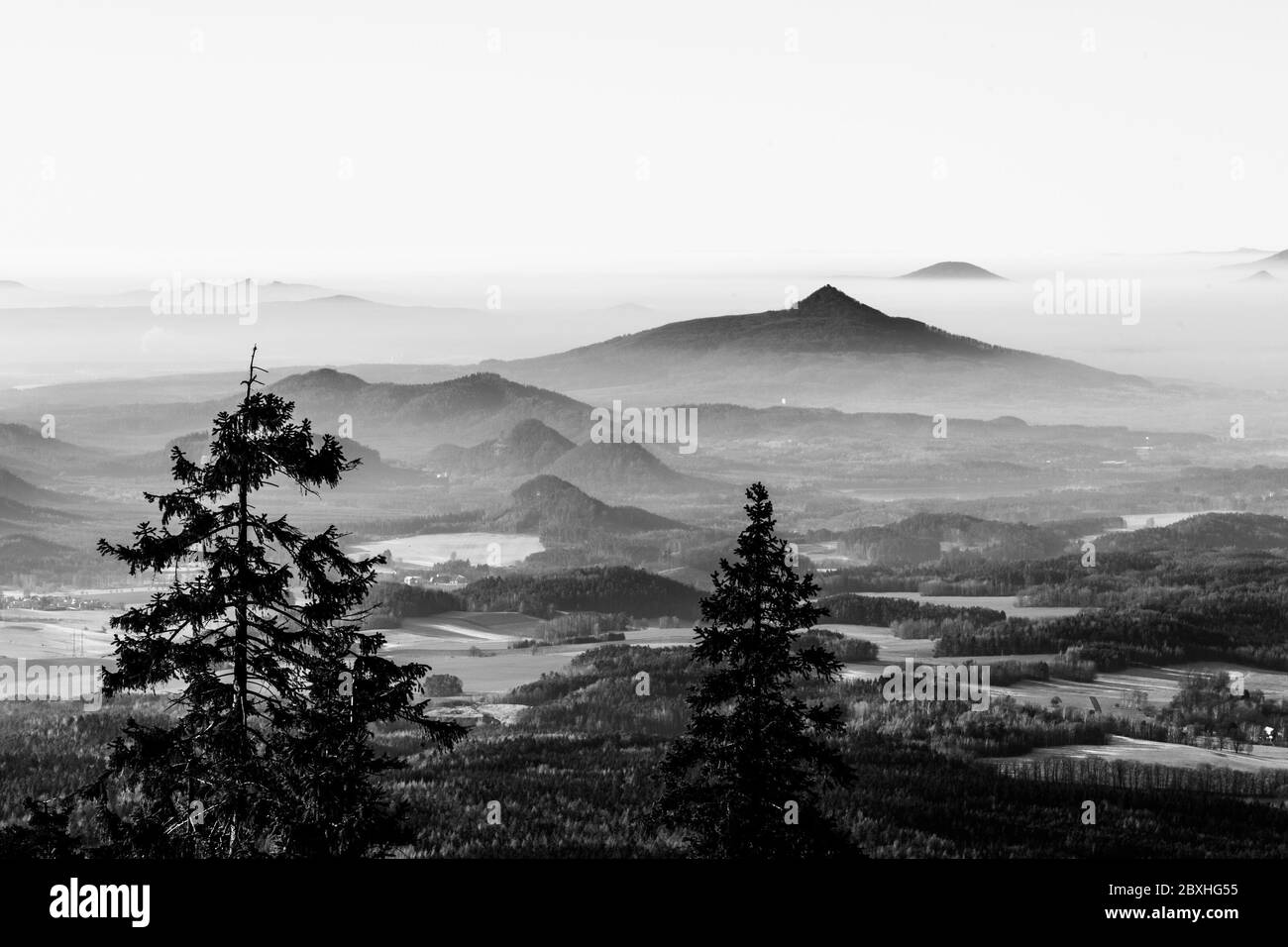 Ralsko montagna che sorge dalla nebbia. Inversione della temperatura meteorologica nelle aree della Boemia Centrale, Repubblica Ceca. Foto Stock