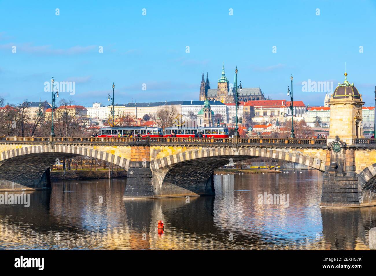 Legion Bridge, ceco: La maggior parte dei Legii, riflessa nel fiume Moldava con il Castello di Praga sullo sfondo. Giornata invernale limpida e soleggiata a Praga, Repubblica Ceca. Foto Stock