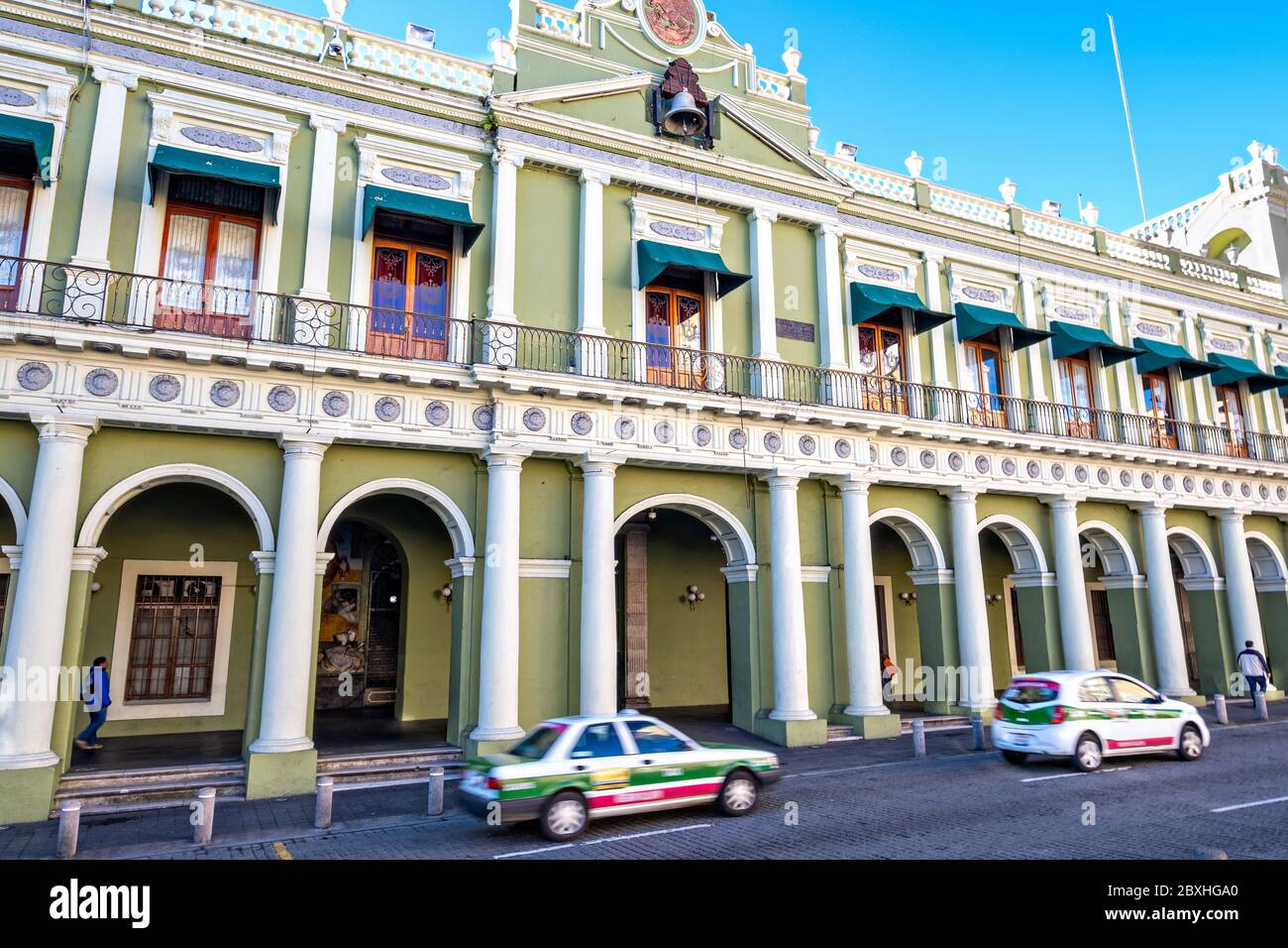 Gli uffici governativi di Stato di Veracruz in Plaza Lerdo, nel centro storico di Xalapa, Veracruz, Messico. Foto Stock