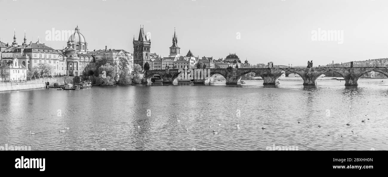 Ponte Carlo e fiume Moldava a Praga, Repubblica Ceca. Immagine in bianco e nero. Foto Stock