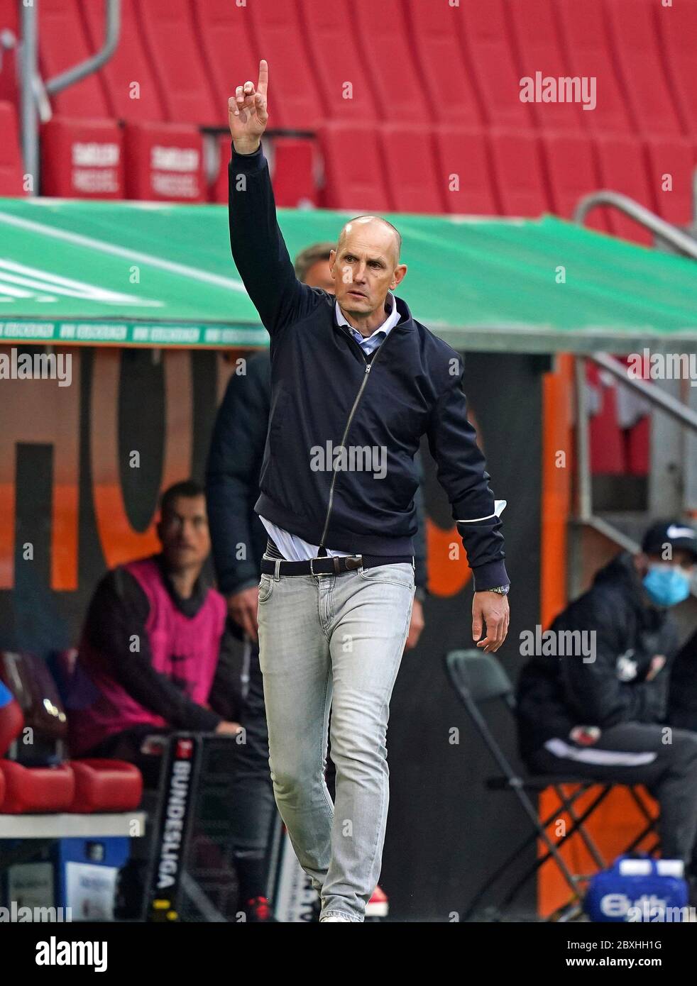 Augusta, Germania. Il primo 2020 Heiko HERRLICH, allenatore FCA, mostra la direzione, gesto FC AUGUSTA - 1.FC KOELN Koln, 07.06.2020 1.Bundesliga, stagione 2019/2020, 30.matchday, Koln Peter Schatz/Pool/primo | Use Worldwide Credit: dpa/Alamy Live News Foto Stock