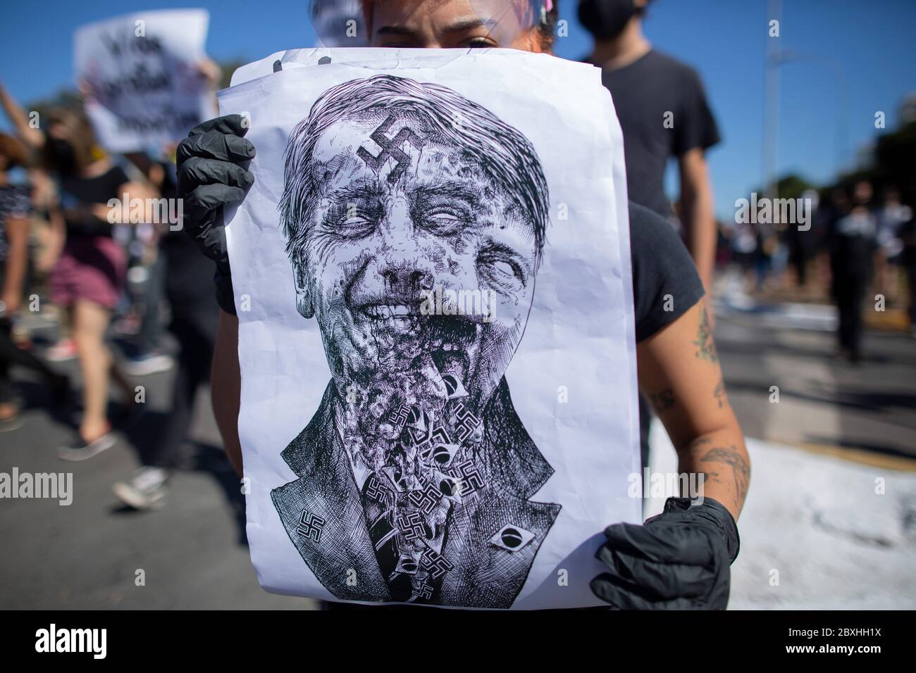 Brasilia, Brasile. 07 giugno 2020. Il poster di un dimostratore confronta il presidente brasiliano con il dittatore nazista Adolf Hitler. Protestando contro gli oppositori del presidente brasiliano Jair Bolsonaro stanno lottando per la democrazia nella capitale del paese. Credit: Myke Sena//dpa/Alamy Live News Foto Stock