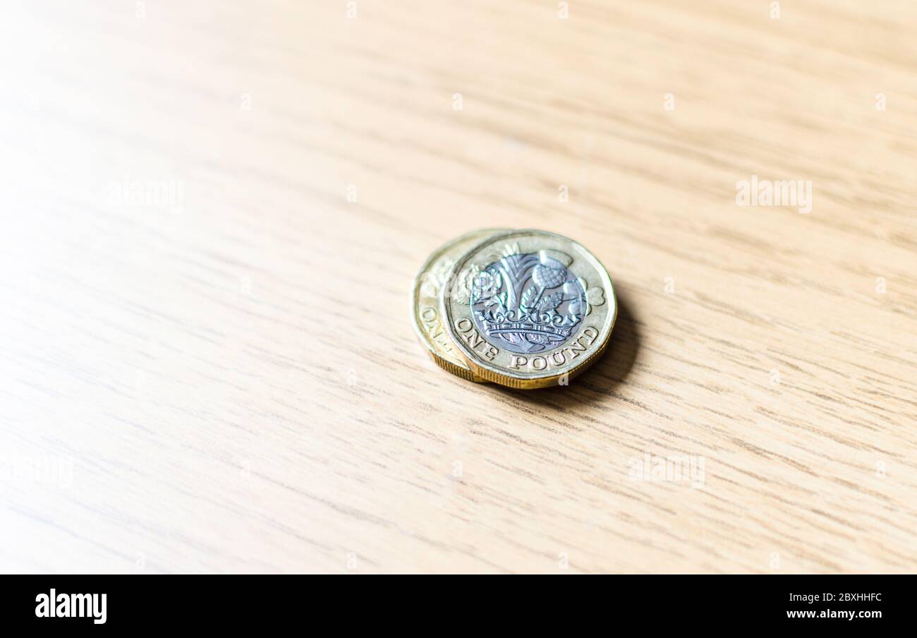 Nuova moneta da 12 libbre su tavolo di legno Foto Stock