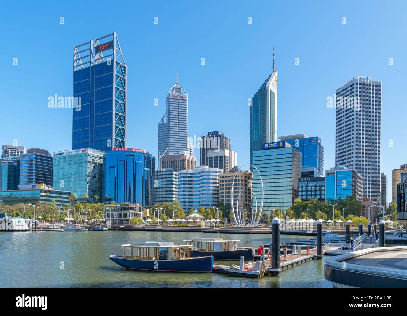 Lo skyline del quartiere degli affari centrale visto da Elizabeth Quay, Perth, Australia Occidentale, Australia Foto Stock