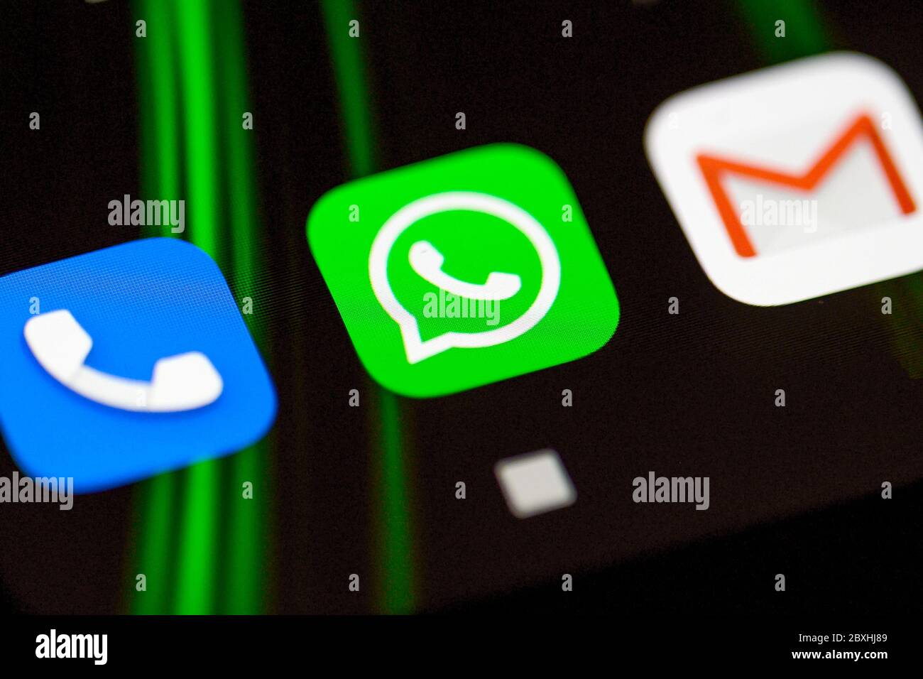 Burgos, Spagna - 13 aprile 2020: Icona dell'applicazione WhatsApp, telefono e posta elettronica sullo schermo dello smartphone . Foto Stock