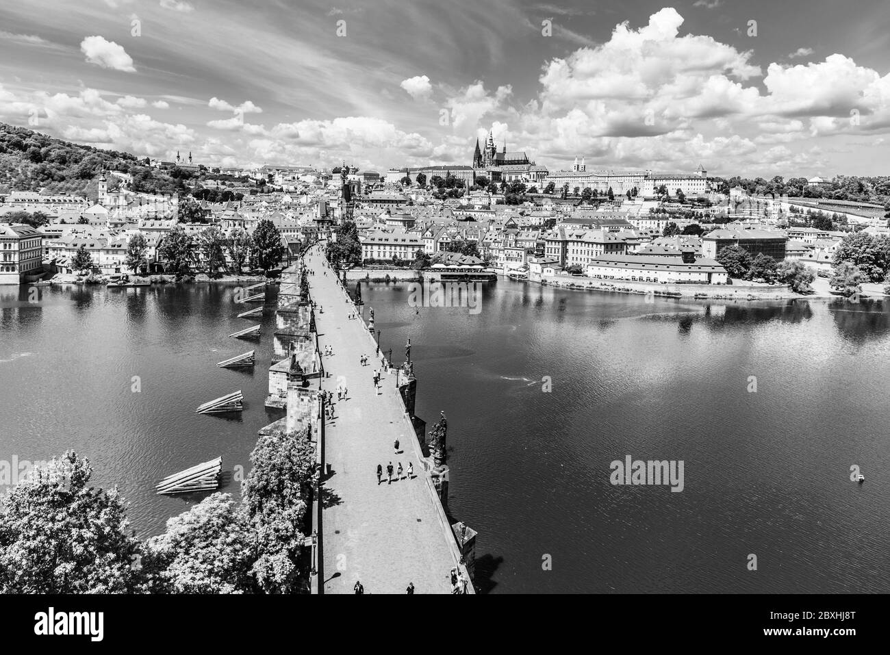 Panorama di Praga con il Castello di Praga e il Ponte Carlo sul fiume Moldava. Vista dalla Torre del Ponte della Citta' Vecchia, Repubblica Ceca. Immagine in bianco e nero. Foto Stock