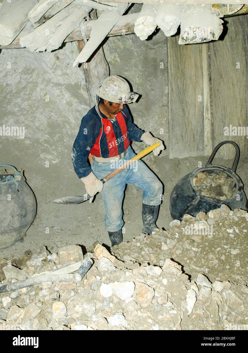 POTOSI, BOLIVIA - 5 LUGLIO 2008: Minatore maschile nella miniera Cerro Rico di Potosi, Bolivia. Uno dei posti di lavoro più difficili e pericolosi del mondo. Foto Stock
