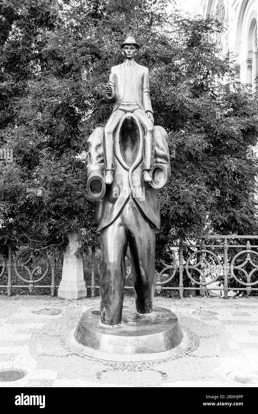 PRAGA, REPUBBLICA CECA - 17 OTTOBRE 2018: Memoriale di Franz Kafka. Scultura insolita nel quartiere ebraico, Praga, Repubblica Ceca immagine in bianco e nero. Foto Stock