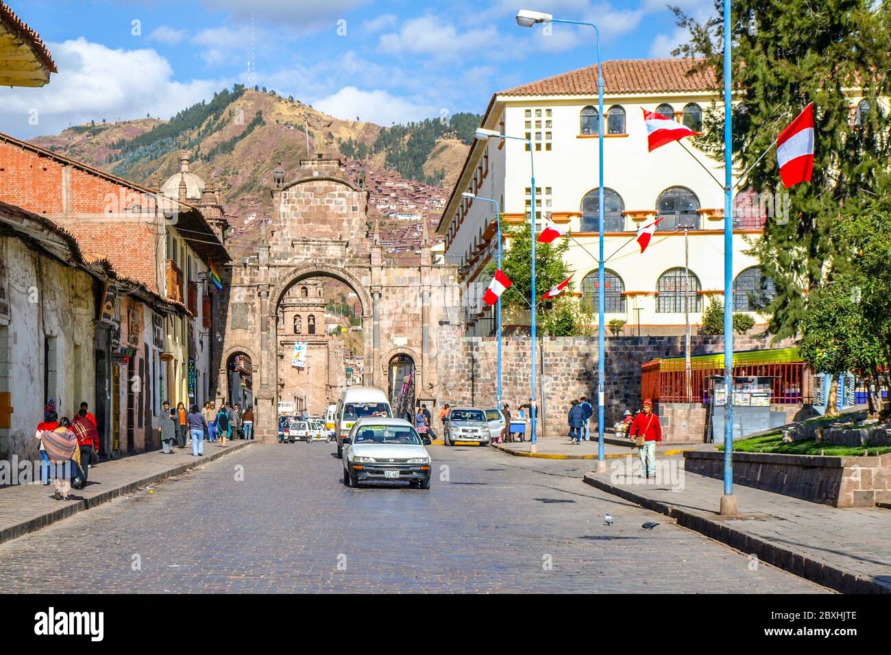 CUSCO, PERÙ - 9 LUGLIO 2010: Edifici coloniali intorno a strada di Cusco in Perù, America Latina Foto Stock