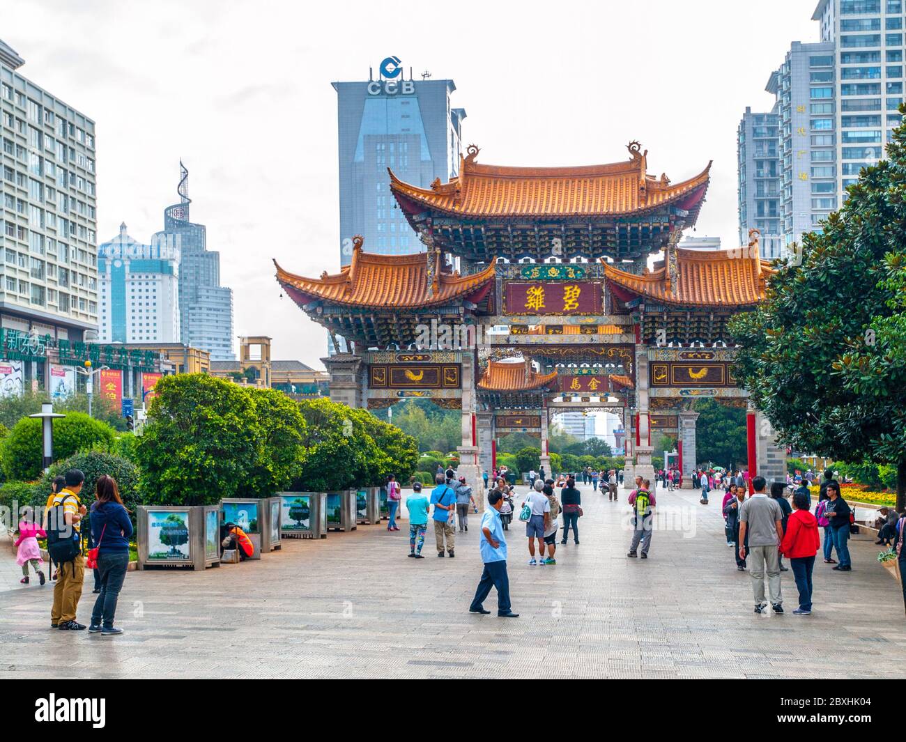 KUNMING, CINA - 9 SETTEMBRE 2012: Kunming Archway. Tradizionale cancello cinese e edifici moderni del centro, Kunming, Provincia di Yunnan, Cina Foto Stock